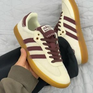 کتونی آدیداس سامبا ولز بانر کرم و سفید با جزئیات قهوه‌ای در پس‌زمینا روشن