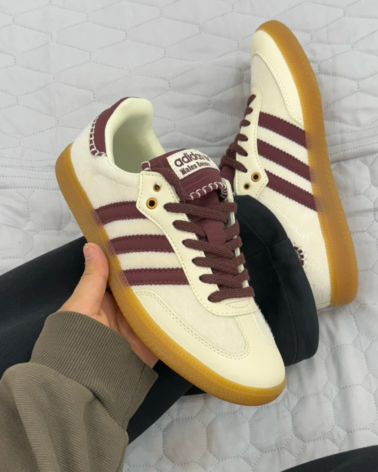 Adidas-samba-x-wales-bonner (3) کتونی آدیداس سامبا ولز بانر کرم و سفید با جزئیات قهوهای در پسزمینا روشن