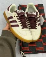 کتونی آدیداس سامبا ولز بانر کرم و سفید با جزئیات قهوهای در پسزمینا روشن