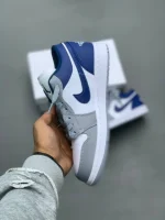 کتونی نایکی جردن ۱ فرنچ بلو با رویه چرم و طراحی آبی جذاب