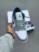 کتونی نایکی جردن ۱ فرنچ بلو با رویه چرم و طراحی آبی جذاب