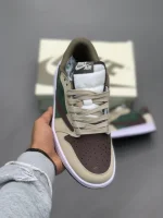 کتونی جردن ۱ لو ترویس اسکات فرگمنت با رویه چرم و لوگوی معکوس