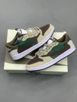 کتونی جردن ۱ لو ترویس اسکات فرگمنت با رویه چرم و لوگوی معکوس