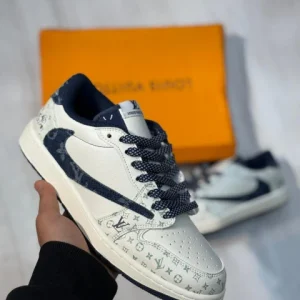 کتونی جردن ۱ لو ترویس اسکات لویی ویتون با رویه چرم مونوگرام و لوگوی معکوس