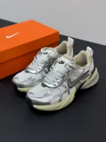 کتونی نایکی وی تو کی ران نقره ای با رویه مشبک و طراحی یکدست