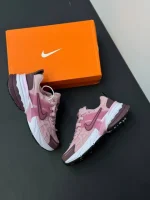 کتونی نایکی وی تو کی ران صورتی با رویه مشبک و طراحی پرجنبوجوش