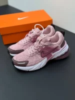 کتونی نایکی وی تو کی ران صورتی با رویه مشبک و طراحی پرجنبوجوش