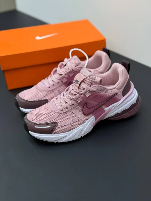 Nike-V2k-Run (17) کتونی نایکی وی تو کی ران صورتی با رویه مشبک و طراحی پرجنبوجوش