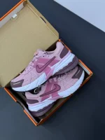 کتونی نایکی وی تو کی ران صورتی با رویه مشبک و طراحی پرجنبوجوش