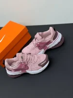 کتونی نایکی وی تو کی ران صورتی با رویه مشبک و طراحی پرجنبوجوش