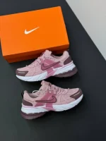 کتونی نایکی وی تو کی ران صورتی با رویه مشبک و طراحی پرجنبوجوش