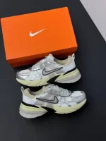 کتونی نایکی وی تو کی ران نقره ای با رویه مشبک و طراحی یکدست