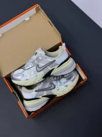 کتونی نایکی وی تو کی ران نقره ای با رویه مشبک و طراحی یکدست