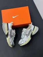 کتونی نایکی وی تو کی ران نقره ای با رویه مشبک و طراحی یکدست