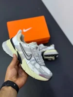 کتونی نایکی وی تو کی ران نقره ای با رویه مشبک و طراحی یکدست