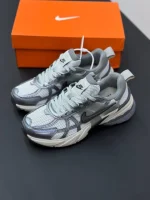 کتونی نایکی وی تو کی ران خاکستری با رویه تنفس‌پذیر و طراحی شیک