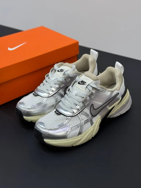 Nike-V2k-Run کتونی نایکی وی تو کی ران نقره ای با رویه مشبک و طراحی یکدست
