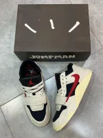 کتونی جردن جامپمن یونیورسیتی رد با رویه چرم و طراحی قرمز جذاب