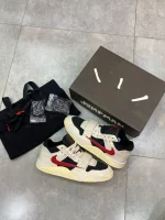 کتونی جردن جامپمن یونیورسیتی رد با رویه چرم و طراحی قرمز جذاب