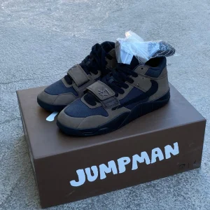 کتونی نایکی جردن جامپمن موکا قهوه‌ای تیره با لوگوی Jumpman و زیره Air