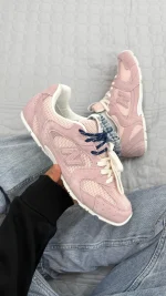 کتونی نیوبالانس 530 میو میو صورتی با طراحی لوکس و ترکیب جیر و چرم، مناسب برای استایل‌های کژوال و خیابانی.