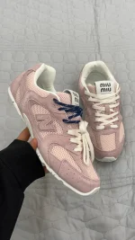 کتونی نیوبالانس 530 میو میو صورتی با طراحی لوکس و ترکیب جیر و چرم، مناسب برای استایل‌های کژوال و خیابانی.