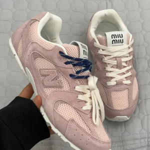 کتونی نیوبالانس 530 میو میو صورتی با طراحی لوکس و ترکیب جیر و چرم، مناسب برای استایل‌های کژوال و خیابانی.