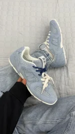 کتونی نیوبالانس 530 میو میو آبی با طراحی لوکس و ترکیب جیر و چرم، مناسب برای استایل‌های کژوال و خیابانی.