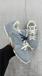 کتونی نیوبالانس 530 میو میو آبی با طراحی لوکس و ترکیب جیر و چرم، مناسب برای استایل‌های کژوال و خیابانی