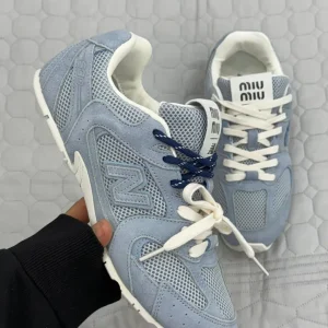 کتونی نیوبالانس 530 میو میو آبی با طراحی لوکس و ترکیب جیر و چرم، مناسب برای استایل‌های کژوال و خیابانی