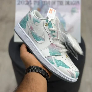 کتونی جردن ۱ لو سال اژدها با رویه چرم سفید و روکش سبز اژدهایی