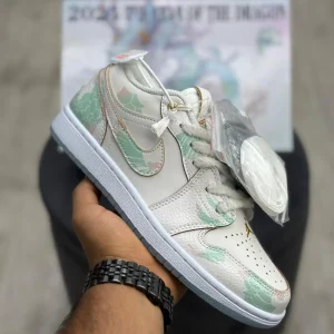 کتونی جردن ۱ لو سال اژدها با رویه چرم سفید و روکش سبز اژدهایی