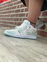 کتونی جردن ۱ لو سال اژدها با رویه چرم سفید و روکش سبز اژدهایی