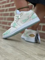 کتونی جردن ۱ لو سال اژدها با رویه چرم سفید و روکش سبز اژدهایی