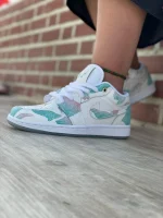 کتونی جردن ۱ لو سال اژدها با رویه چرم سفید و روکش سبز اژدهایی