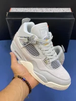 کتونی جردن ۴ فروزن مومنتس با رویه چرم خاکستری و جزئیات نقره‌ای متالیک