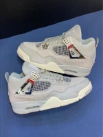 کتونی جردن ۴ فروزن مومنتس با رویه چرم خاکستری و جزئیات نقره‌ای متالیک