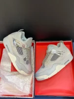 کتونی جردن ۴ فروزن مومنتس با رویه چرم خاکستری و جزئیات نقره‌ای متالیک