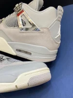 کتونی جردن ۴ فروزن مومنتس با رویه چرم خاکستری و جزئیات نقره‌ای متالیک