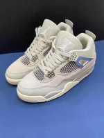 کتونی جردن ۴ فروزن مومنتس با رویه چرم خاکستری و جزئیات نقره‌ای متالیک