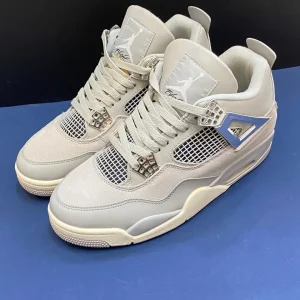 کتونی جردن ۴ فروزن مومنتس با رویه چرم خاکستری و جزئیات نقره‌ای متالیک