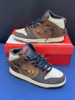 کتونی نایکی اس بی دانک بودگا لجند فونا براون با رویه جیر قهوهای و لوگوی صدفی