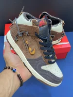 کتونی نایکی اس بی دانک بودگا لجند فونا براون با رویه جیر قهوهای و لوگوی صدفی