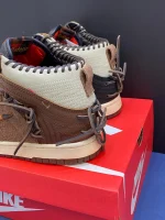 کتونی نایکی اس بی دانک بودگا لجند فونا براون با رویه جیر قهوهای و لوگوی صدفی