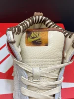 کتونی نایکی اس بی دانک بودگا فرندز اند فمیلی کرمی با رویه جیر و لوگوی نارنجی