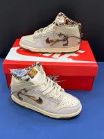 کتونی نایکی اس بی دانک بودگا فرندز اند فمیلی کرمی با رویه جیر و لوگوی نارنجی