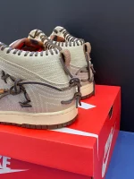 کتونی نایکی اس بی دانک بودگا فرندز اند فمیلی کرمی با رویه جیر و لوگوی نارنجی