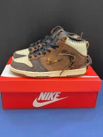 کتونی نایکی اس بی دانک بودگا لجند فونا براون با رویه جیر قهوه‌ای و لوگوی صدفی