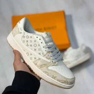 کتونی خیالی جردن ۱ لو ترویس اسکات لویی ویتون با رویه چرم مونوگرام و لوگوی برعکس