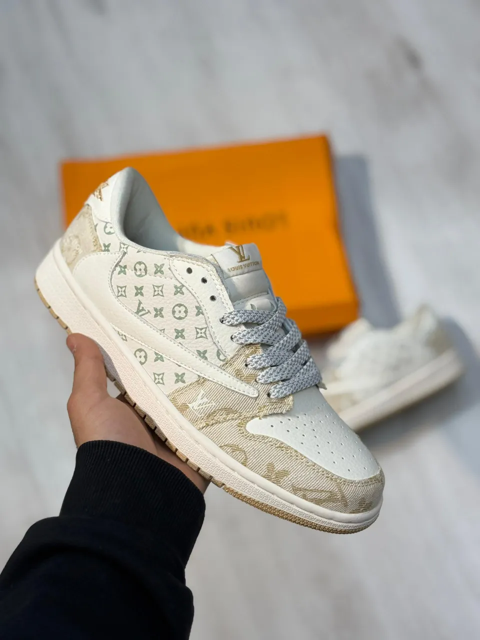 Aj1-low-travis-scott-x-LV (3) کتونی خیالی جردن ۱ لو ترویس اسکات لویی ویتون با رویه چرم مونوگرام و لوگوی برعکس